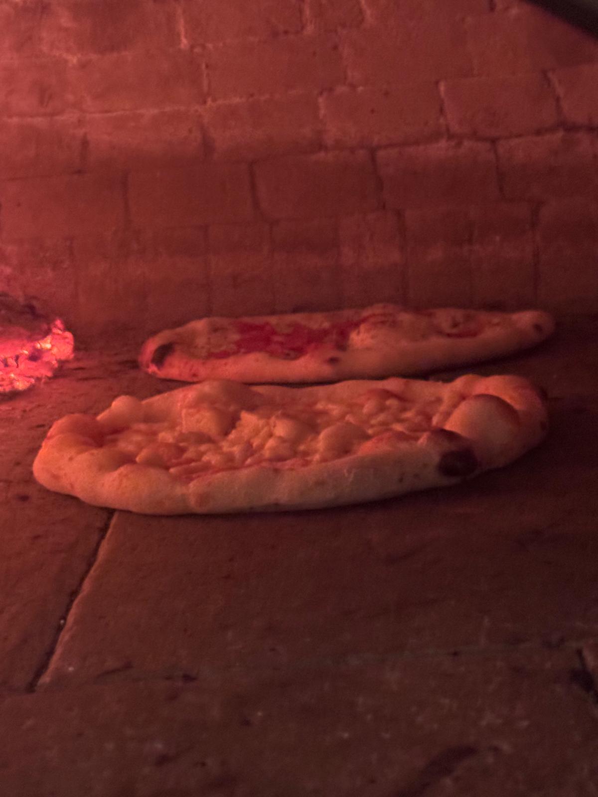 Foto di pizze e dello staff