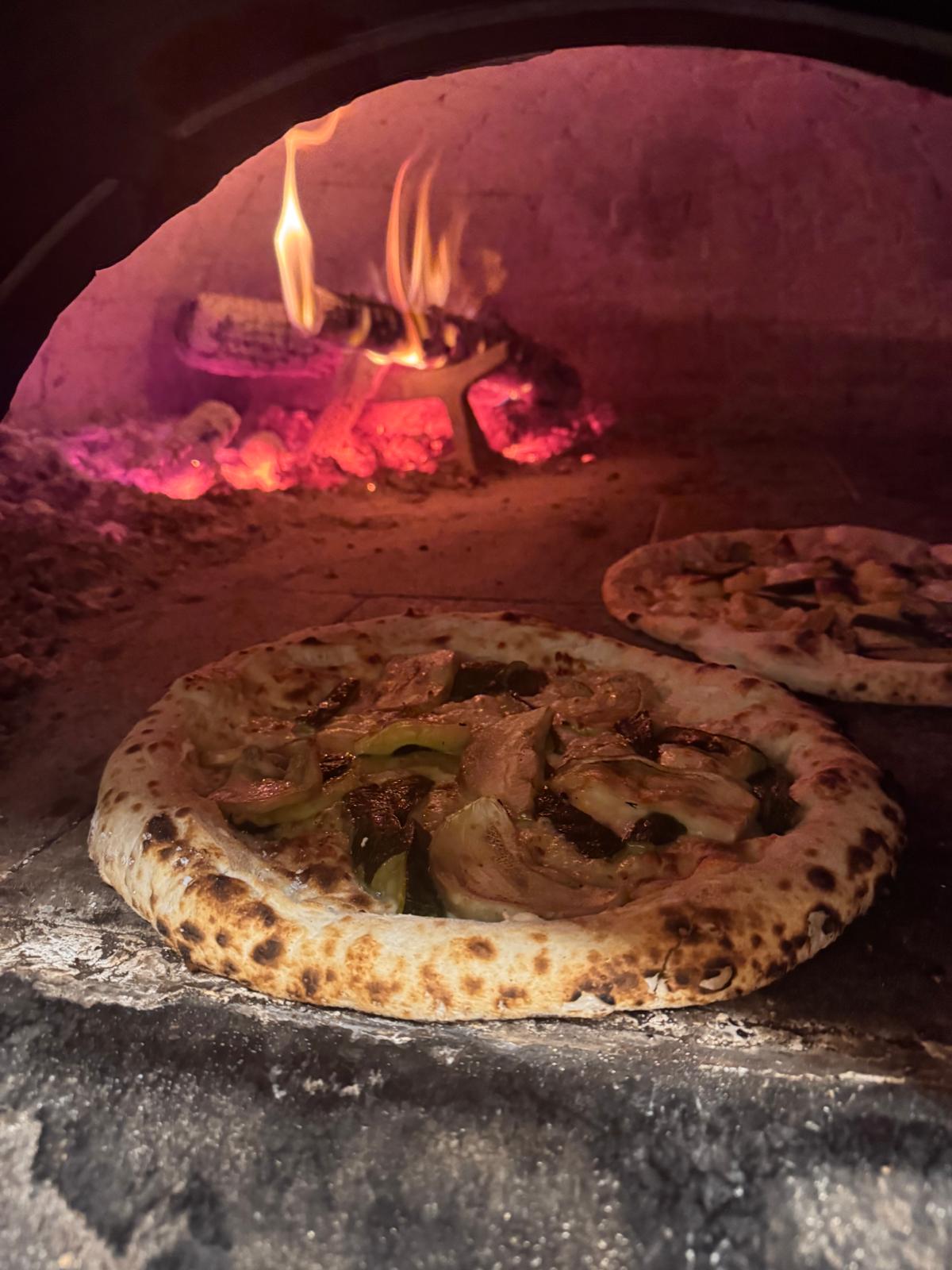 Foto di pizze e dello staff