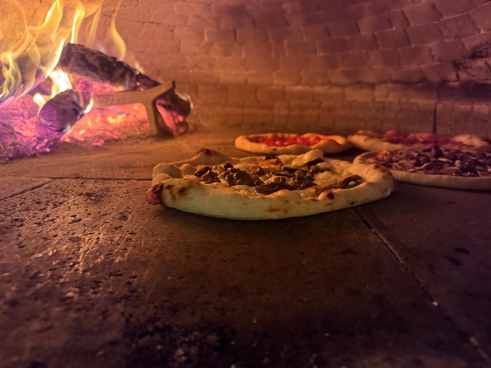 Foto di pizze e dello staff